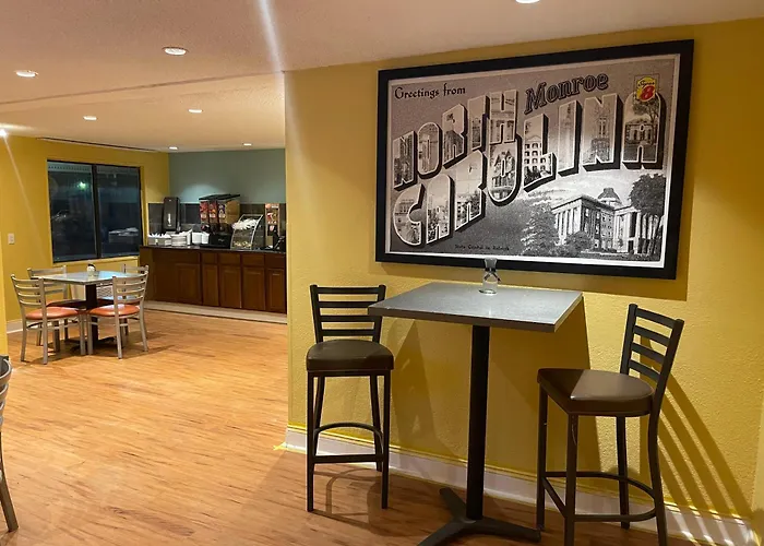 Super 8 By Wyndham Monroe
